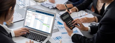 İş zekası ve veri analizi kavramı. Analizci ekibi laptop ekranında finansal veri analizi üzerinde çalışıyor. Etkili iş stratejik planlama için pazarlama göstergesi olarak. İçgörü