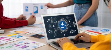 Kaliteli standartları karşılamak için çevrimiçi şirket işleri için uyum sistemi