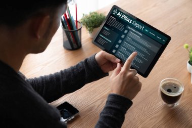 Yapay zeka etik standart hukuk ve bilgisayar ekranındaki kurallar yapay zeka etik şeffaflığının teknoloji suçunu önlediğine dair rapor sunuyor. canlı