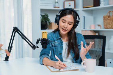 Kot pantolon giyen, yaratıcı yayın yapan genç Asyalı sunucu stüdyo dinleyicisiyle günlük hayatta pazarlamayı ya da danışmanı tanıtmayı online olarak anlatıyor. Taktik.