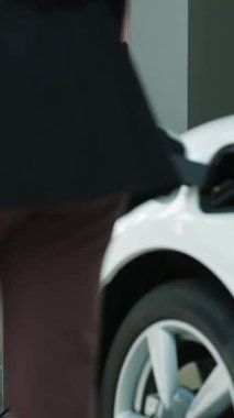 Elektrikli araç şarj istasyonu olan, sağlıklı ve temiz bir çevreyi teşvik eden yenilikçi bir aile kavramı. Sürdürülebilir, temiz enerji teknolojisiyle çalışan elektrikli araç..