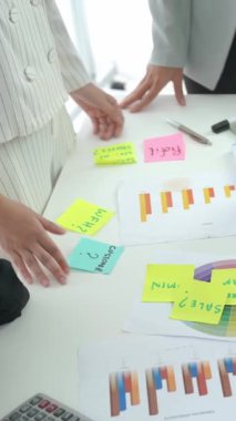 İş kadını, iş projesinde ustalıkla sunulduğu için takımdan kutlamalar alıyor. Şirket iş birliği konsepti .