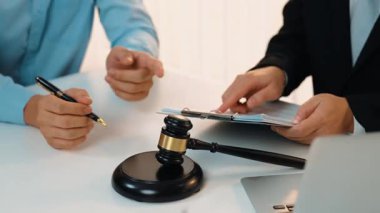 Müvekkil hukuki danışmanlık ve avukatlık danışmanlığı konusunda hukuk firmasına güveniyor, karmaşık yasal sözleşme belgelerini güvenilir bir hukuk danışmanlık hizmeti olarak analiz ediyor. Ağır çekim. Katı.