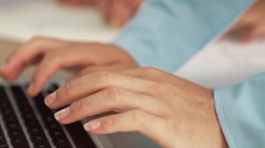 Mimarlık ve güvenlik mühendisi, modern ofiste doğruluk için mimari belge ve ölçüm aracı kullanılarak dizüstü bilgisayarın üzerinde sergilenen planlar hakkında tartıştı. - Yakın çekim. Tanımlama.