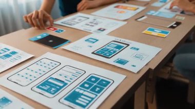 Mobil uygulama ya da web sitesi için kullanıcı arayüzü prototipi planlayan şirket çalışanlarının panorama videosu. UX UI tasarım beyin fırtınası kullanıcı dostu arayüz planı tasarlıyor. Sinerjik