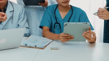 Hastane masasında birlikte çalışan ve tıbbi tedavi ya da sağlık hizmeti planlayan profesyonel bir grup. Takım çalışması başarılı hastalıklara ve hastalıklara yol açar. Ağır çekim. Katı.