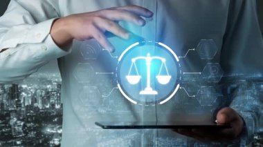 Adalet ölçeğini gösteren fütürist dijital hukuk arayüzü, dijital hukukun altını çizen, AI uyumu, dijital hukuk sistemleri ve güvenli yönetim için dijital hukuk düzenlemeleri. Muxer