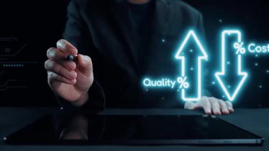 Bir iş adamı, dijital teknolojiyi ve veri görsellemesini modern bir çalışma alanında kullanarak başarıyı hedefler. Konferansta yenilik yoluyla stratejik hedeflere ulaşmak üzerinde duruluyor. Dörtgen