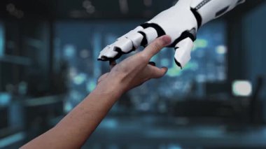 Dinamik bir el, soyut teknoloji elementleriyle çevrili, teknolojinin yeniliği ve bilgisayarın geleceğini sembolize eden parıldayan bir dijital devre çipine doğru uzanır. Auvana