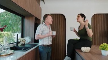 Sevimli yaşlı çift, ellerinde kahve fincanı tutarken mutlu bir şekilde güzel olaylardan ya da mutfaktaki haberlerden bahsediyorlar. Neşeli büyükbaba ve büyükannenin mutlu bir ilişkileri ve aileleri var. Uyumsuzluk.