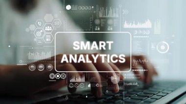Akıllı Analitik Grafikler ve İş Zekası ve Karar Verme için Veri Görselleştirmesi ile Bilgisayarda Yazan Eller. Asemptotik akıllı veri analitiği.