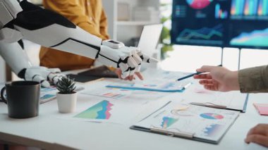 Piyasa araştırmalarını rafine etmek ve kurumsal tahminleri optimize etmek için iş danışmanlarına yardımcı olan yapay zeka geliştirilmiş teknoloji. Noogenesis Yapay Zeka