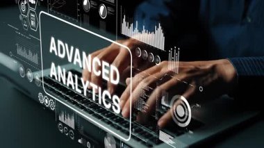 Gelişmiş Analitik Grafiklerle çevrili, Veri Sezgileri ve Dijital Eğilimleri Gösteren Eller Klavyede Yazıyor. Asemptotik akıllı veri analitiği.
