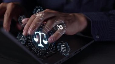 Adalet ölçeğini gösteren fütürist dijital hukuk arayüzü, dijital hukukun altını çizen, AI uyumu, dijital hukuk sistemleri ve güvenli yönetim için dijital hukuk düzenlemeleri. Muxer