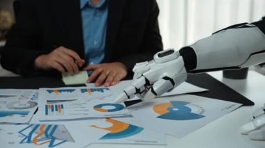 Yapay zeka araçlarının pazar eğilimlerini değerlendirmek ve iş stratejilerini optimize etmek, akıllı işbirliğini vurgulamak için danışmanlık yaptığı gelecekçi bir çalışma alanı. Noogenesis Yapay Zeka