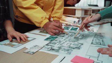 Modern ofis ortamında işbirlikçi tasarım ve planlama, yaratıcılık ve takım çalışmasını aktif olarak gösteren dinamik bir sahne. SACTR