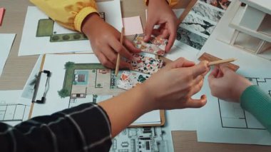 Dinamik yaratıcı çalışma alanı tasarımcıları bir iç tasarım projesinde işbirliği yaparak renkli ruh hali tahtalarından ve ilham almak için detaylı mimari planlardan yararlanıyor. SACTR