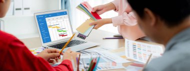 Ekip projesinin zaman çizelgesini gösteren bilgisayar ekranında canlı iş projesi yönetimi için proje planlama yazılımı