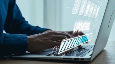 Dizüstü bilgisayarda, geliştirme çubuğu ve teknoloji ve dijital iletişimi sembolize eden grafik kullanıcı arayüzü elemanlarıyla yazı yazmak. Dörtgen.