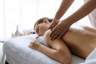 Kafkasyalı kadın müşteri stres önleyici spa masajının keyfini çıkarıyor ve lüks otel ya da oteldeki gündüz açık ortam güzellik salonunda güzellik teniyle eğleniyor. Sessiz.