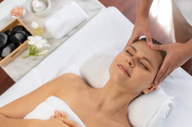 Panorama 'da kadınların stres önleyici kafa masajından ve lüks tatil beldesi veya otel spa salonundaki modern ışık ortamında yüz güzelliği eğlencelerini şımartmaktan hoşlandığı bir manzara var. Sessiz.