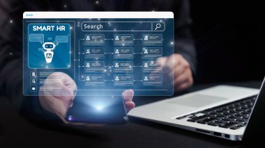 Gelişmiş insan kaynakları yönetiminin yapay zeka ve veri analizlerini kullanan dijital bir temsili, verimliliği ve verimliliği artırmak için akıllı telefon ve dizüstü bilgisayarda sergilenmektedir. Dörtgen