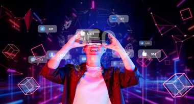 Kullanıcıların dijital stratejileri geliştirmek için ölçüler, beğeni ve analizlerle etkileşime geçtiği sanal gerçeklik yoluyla sosyal medyanın dinamik gerçekliğini keşfedin. XDMCP