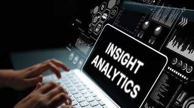 Bilgisayarda Veri Tabloları ve İş Zekası Konseptlerini Temsil Eden Grafiklerle İç Görüş Analitiği 'ni gösteren eller. Asemptotik akıllı veri analitiği.