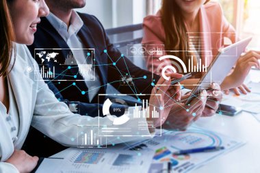 Büyük veriler ve analitikler, iş zekası ve büyümesi için gerçek zamanlı içgörüler, öngörü modellemesi ve veriye dayalı kararları destekler. Kefil