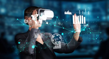 Sanal gerçeklik teknolojisini kullanarak verileri analiz eden ve finansal raporlar oluşturan bir profesyonel, pazarlama ve yatırım planlamasında yenilikçi stratejilerin önemini vurguluyor. XDMCP