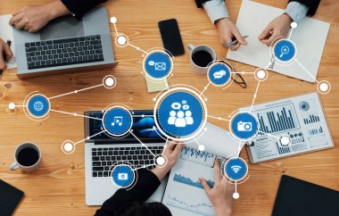 Teknoloji araçları, dijital medya bağlantıları ve etkin bir şekilde çalışan ekip üyeleri arasındaki tartışmaları gösteren dinamik bir çalışma alanı. Dostluk