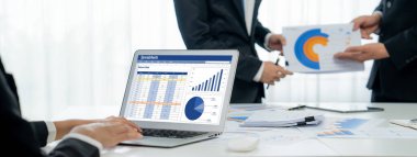 Hesap tablosu bilgi finansal başlangıç kavramı. Çevrimiçi analiz projesi için hesap tablosu belgelerinde veri ve grafikler