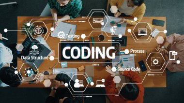 Çeşitli bir ekip, modern ofis ortamında çeşitli dijital araçlar kullanırken, veri yapıları ve kaynak kodları üzerine odaklanarak, işbirlikçi bir kodlama oturumuna girişir. Dostluk