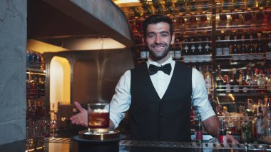 Sis kokulu klasik viski kokteyli sunumuna odaklanıyorum. Soğutmalı, akıllı barmen arka plan içecek barından özel, lezzetli bir karşılama öneriliyor. Vinosity.