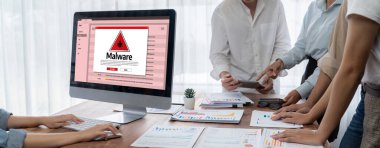 Siber saldırı konsepti. Bilgisayar ekranında görülen kötü amaçlı yazılım uyarısı ve bilgisayar sisteminde veya çevrimiçi sunucuda kaldırılacak tehdit algılaması.