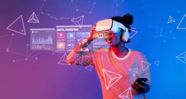 Dinamik bir kadın, yenilikçi dijital pazarlama ve reklamcılık stratejilerini canlı ve renkli bir sosyal medya ortamında keşfetmek için sanal gerçeklik teknolojisine başvuruyor. XDMCP