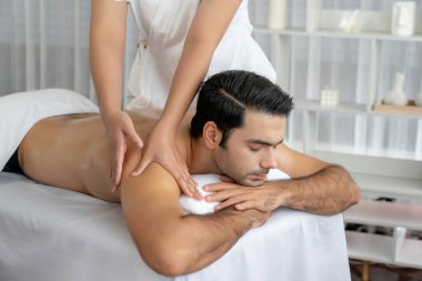 Kafkas erkek müşteri stres önleyici spa masajının keyfini çıkarıyor ve lüks otel veya oteldeki gündüz açık hava ortamında güzellik derisi eğlencesi ile şımartıyor. Sessiz.