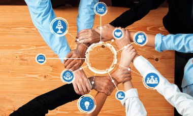 Çeşitli ellerin bir masanın üzerinde birleşmesini gösteren büyüleyici bir görüntü, iş birliğini ve yeniliği sembolize eden, iş ve teknoloji kavramlarını temsil eden ikonlar. Dostluk