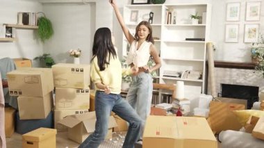 Kız birlikte dans ediyor ve oturma odasında kutuları dağıtarak vakit geçirmekten zevk alıyor. Oda arkadaşı ve arkadaşı konuşurken, diğerine bakarken müziğe yöneldiler. Yer değiştirme konsepti. Myrmidon.