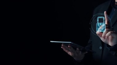 Modern güvenlik çözümlerini vurgulayarak, karanlık bir arka planda dijital kilit, siber güvenlik sembolleri ve teknoloji unsurlarının yer aldığı veri korumanın tasviri. Dörtgen