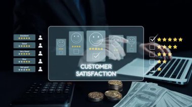 Bu görüntü, karanlık bir arkaplanda dizüstü bilgisayar, para ve iletişim seçeneklerini gösteren modern iş iletişimi ve finansal teknolojinin bir karışımını temsil ediyor. Dörtgen