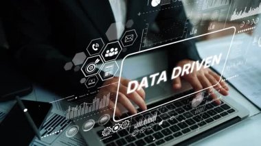 Modern Ofis Ortamı 'nda Analitik Sezgiler ve Karar Verme Teknolojisinden yararlanan İş adamı. Asemptotik akıllı veri analitiği.