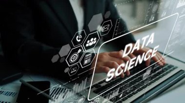 Modern ofis ortamında dijital arayüzü ve grafikleri olan veri bilimi projesi üzerinde çalışan profesyonel bir çalışan. Asemptotik akıllı veri analitiği.