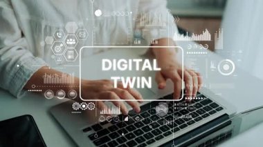 Dizüstü bilgisayarda, Dijital İkiz Kavramını ve Veri Görselleştirme Elementlerini Temsil Eden Grafiklerle Yazan Eller. Asemptotik akıllı veri analitiği.