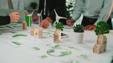 Çeşitli profesyonellerden oluşan bir grup, çeşitli materyaller ve yenilikçi fikirler yoluyla yeşil enerji çözümleri ve doğa kavramlarını sergileyen bir sürdürülebilirlik projesi üzerinde işbirliği yapmaktadır. SACTR