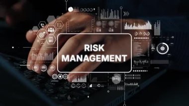 Bir İş Konsepti Ayarında Risk Yönetimi Grafikleri ve Veri Görselleştirme Elementleri ile Eller Klavyede. Asemptotik akıllı veri analitiği.