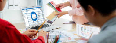 Bilgisayar ekranında canlı gösteren e-posta bildirim iletisi. Dijital pazarlama iletisi bilgi metni iş dünyasından müşteriye