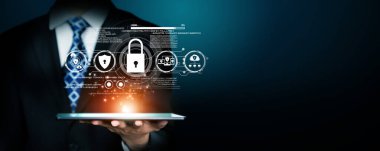 İş adamı siber güvenliğin özünü keşfeder. Siber koruma yöntemlerini, siber tehditleri derinlemesine araştır ve siber güvenlik duruşunu destekle. Siber Güvenlik Çağı FaaS 'ında yol almak için gerekli.