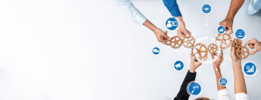 Çeşitli el ele tutuşmalar ve teknoloji ikonları ile dijital pazarlama stratejisi geliştirmede yenilik ve takım çalışmasını sembolize eden dinamik bir sahne. Dostluk