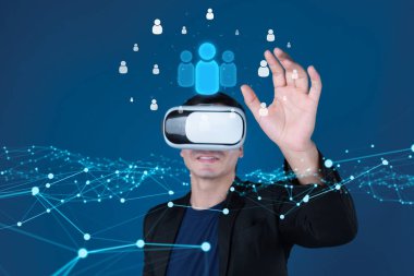 İş adamı ağ kurar, değerli bağlantılar kurar. Profesyonel ağı ve fırsatları genişletmek için etkili insanlar ağ stratejileri geliştiriyor.